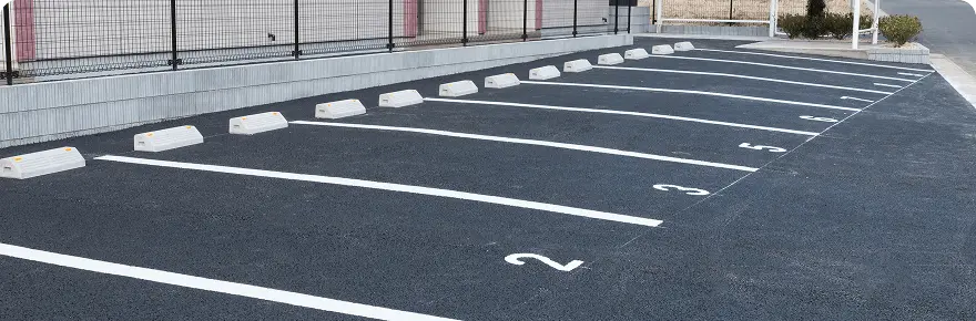 白線で区画された番号付きの屋外駐車場が整然と並ぶ