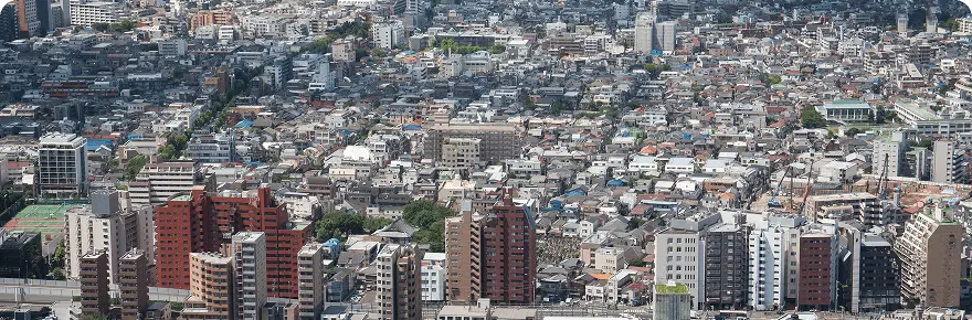 都市部の高層ビルや住宅が密集する街並みを上空から撮影したパノラマビュー